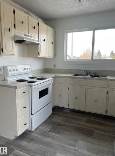 6333 11 Avenue, Edmonton, AB - Indoor Photo Showing Kitchen