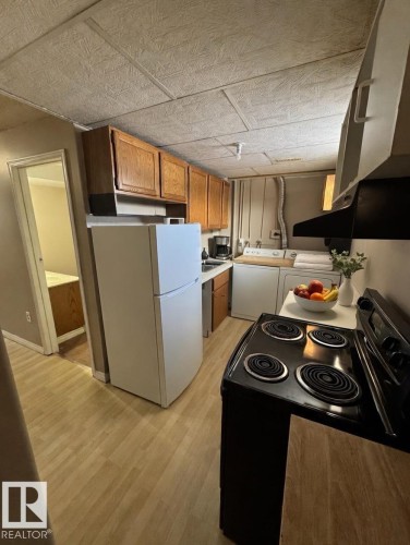6333 11 Avenue, Edmonton, AB - Indoor Photo Showing Kitchen
