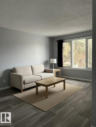 6333 11 Avenue, Edmonton, AB - Indoor Photo Showing Living Room