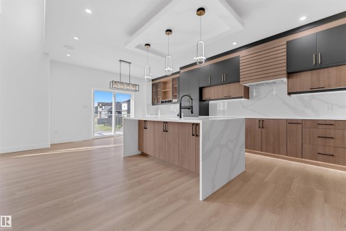 176 Caledon Crescent, Spruce Grove, AB - Indoor Photo Showing Kitchen With Upgraded Kitchen