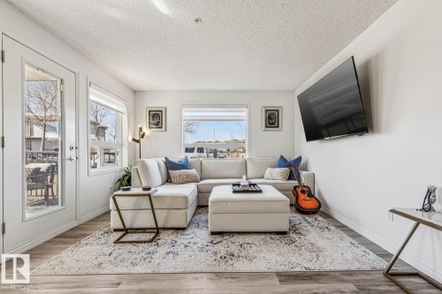 147 1520 Hammond Gate Gate, Edmonton, AB - Indoor Photo Showing Living Room