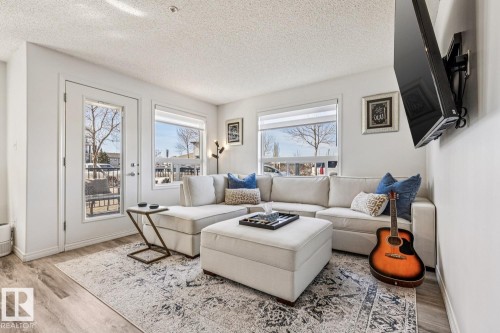 147 1520 Hammond Gate Gate, Edmonton, AB - Indoor Photo Showing Living Room