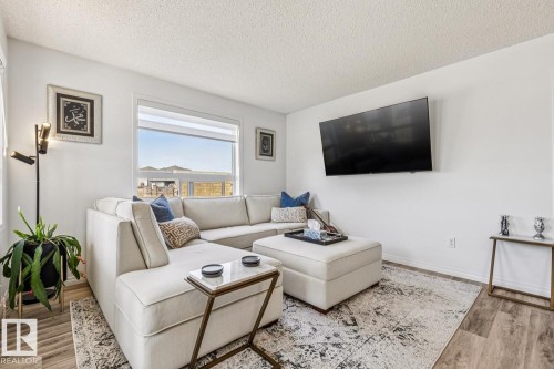 147 1520 Hammond Gate Gate, Edmonton, AB - Indoor Photo Showing Living Room