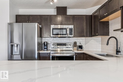 147 1520 Hammond Gate Gate, Edmonton, AB - Indoor Photo Showing Kitchen With Stainless Steel Kitchen With Double Sink With Upgraded Kitchen