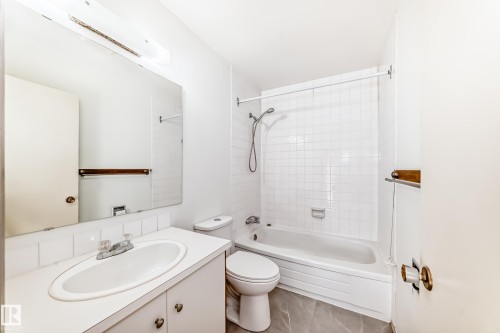 12054 25 Avenue, Edmonton, AB - Indoor Photo Showing Bathroom