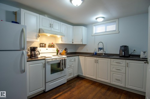12904 90 Street, Edmonton, AB - Indoor Photo Showing Kitchen