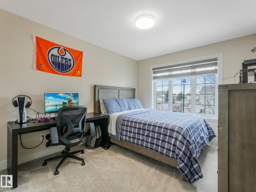 This room features light-colored walls and soft carpeting throughout - 1147 Lincoln Crescent, Edmonton, AB - Indoor Photo Showing Bedroom