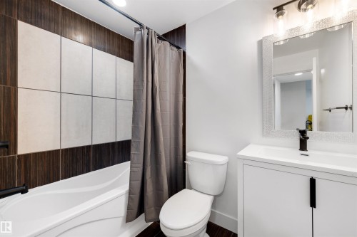 1322 Malone Place, Edmonton, AB - Indoor Photo Showing Bathroom