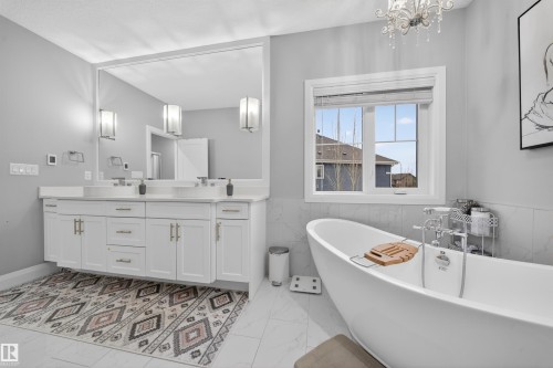 9037 24 Avenue, Edmonton, AB - Indoor Photo Showing Bathroom