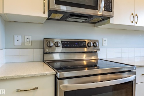 210 Desrochers Boulevard, Edmonton, AB - Indoor Photo Showing Kitchen