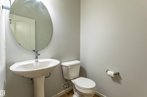 210 Desrochers Boulevard, Edmonton, AB - Indoor Photo Showing Bathroom