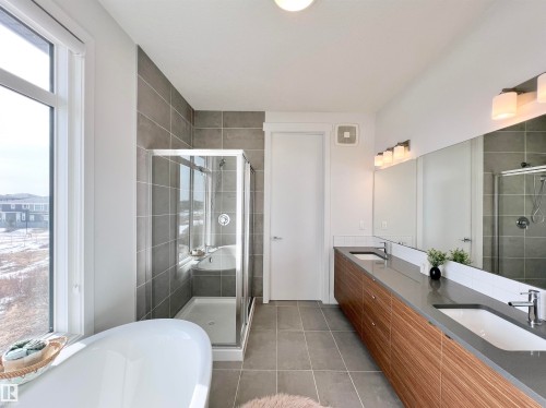 6055 King Landing Landing, Edmonton, AB - Indoor Photo Showing Bathroom