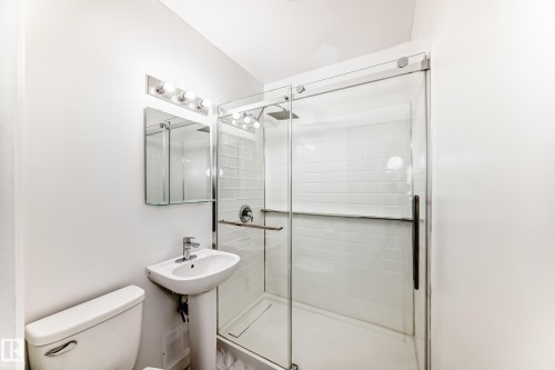 9221 110 Avenue, Edmonton, AB - Indoor Photo Showing Bathroom