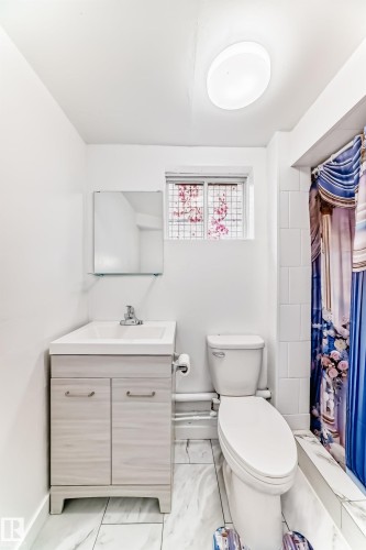 9221 110 Avenue, Edmonton, AB - Indoor Photo Showing Bathroom