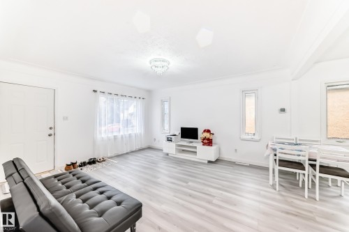 9221 110 Avenue, Edmonton, AB - Indoor