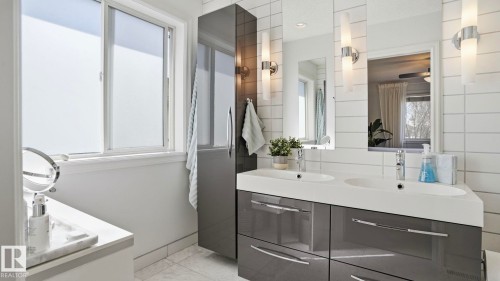 11816 13 Avenue, Edmonton, AB - Indoor Photo Showing Bathroom