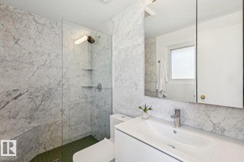 15608 75 Avenue, Edmonton, AB - Indoor Photo Showing Bathroom