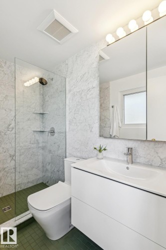 15608 75 Avenue, Edmonton, AB - Indoor Photo Showing Bathroom