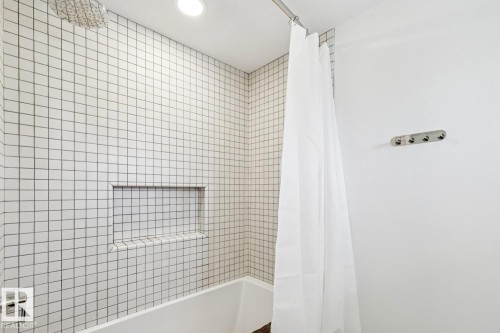 15608 75 Avenue, Edmonton, AB - Indoor Photo Showing Bathroom