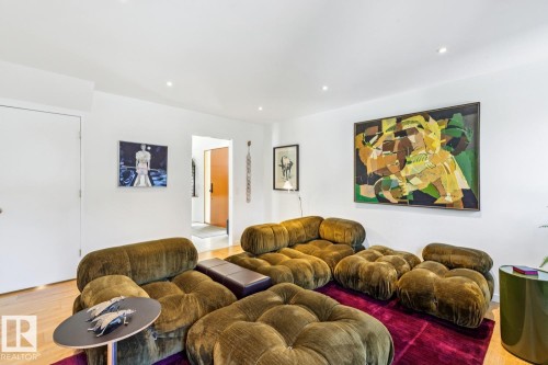 15608 75 Avenue, Edmonton, AB - Indoor Photo Showing Living Room