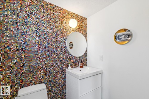 15608 75 Avenue, Edmonton, AB - Indoor Photo Showing Bathroom