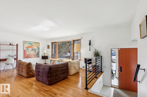 15608 75 Avenue, Edmonton, AB - Indoor Photo Showing Living Room