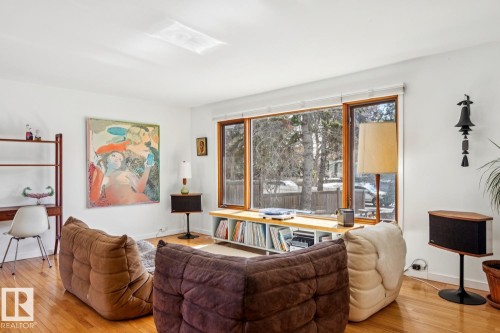 15608 75 Avenue, Edmonton, AB - Indoor Photo Showing Living Room