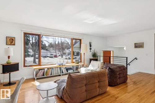 15608 75 Avenue, Edmonton, AB - Indoor Photo Showing Living Room