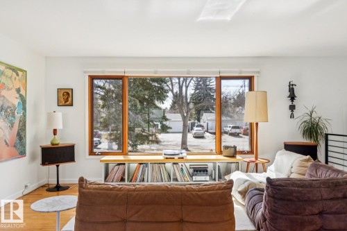 15608 75 Avenue, Edmonton, AB - Indoor Photo Showing Living Room
