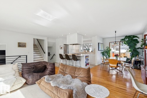 15608 75 Avenue, Edmonton, AB - Indoor Photo Showing Living Room