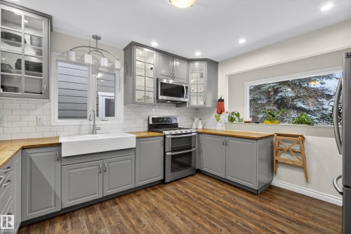 10328 76 Street, Edmonton, AB - Indoor Photo Showing Kitchen With Upgraded Kitchen