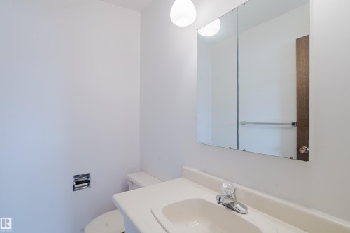 9536 151 Avenue, Edmonton, AB - Indoor Photo Showing Bathroom