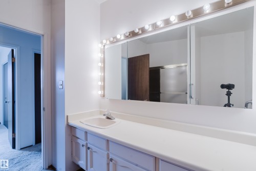 9536 151 Avenue, Edmonton, AB - Indoor Photo Showing Bathroom