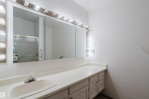 9536 151 Avenue, Edmonton, AB - Indoor Photo Showing Bathroom
