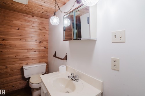 9536 151 Avenue, Edmonton, AB - Indoor Photo Showing Bathroom