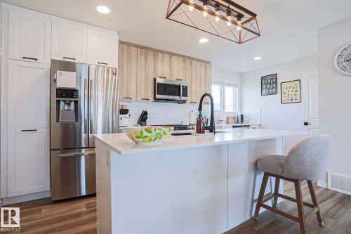 1274 Aster Boulevard, Edmonton, AB - Indoor Photo Showing Kitchen With Upgraded Kitchen