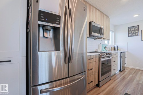 1274 Aster Boulevard, Edmonton, AB - Indoor Photo Showing Kitchen With Upgraded Kitchen