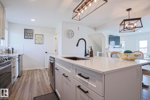 1274 Aster Boulevard, Edmonton, AB - Indoor Photo Showing Kitchen With Upgraded Kitchen