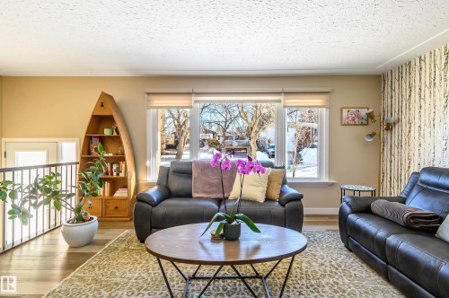 10 Glenhaven Crescent, St. Albert, AB - Indoor Photo Showing Living Room