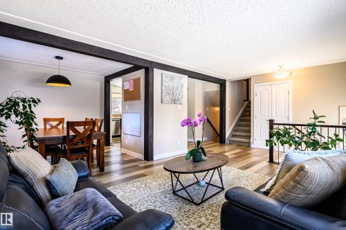 10 Glenhaven Crescent, St. Albert, AB - Indoor Photo Showing Living Room