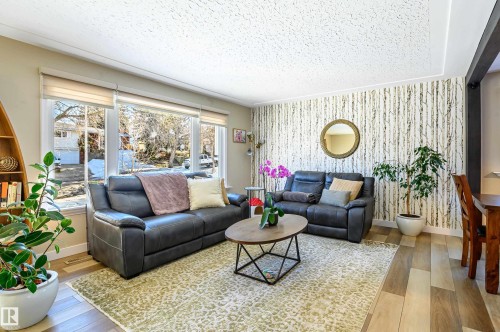 10 Glenhaven Crescent, St. Albert, AB - Indoor Photo Showing Living Room