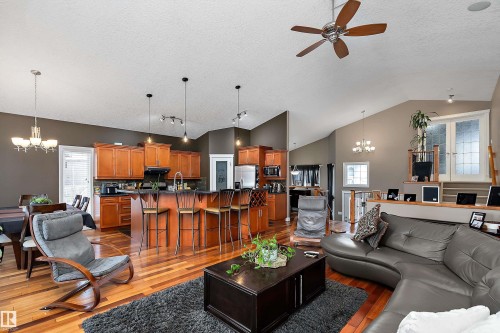 134 Fraser Way, Edmonton, AB - Indoor Photo Showing Living Room