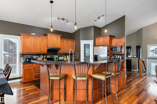 134 Fraser Way, Edmonton, AB - Indoor Photo Showing Kitchen