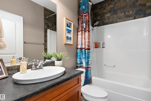134 Fraser Way, Edmonton, AB - Indoor Photo Showing Bathroom