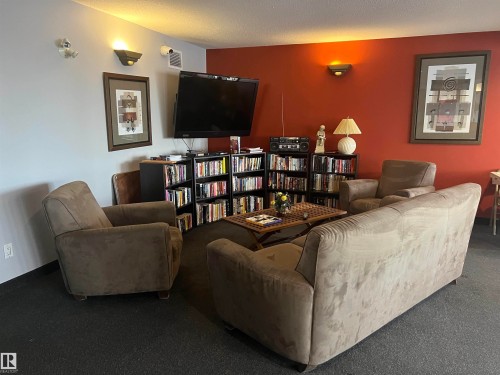 315 592 Hooke Road Nw, Edmonton, AB - Indoor Photo Showing Living Room