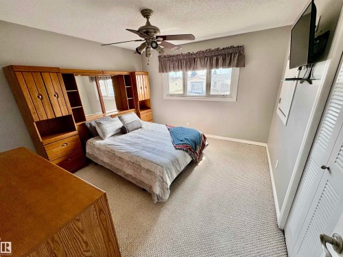 11424 164 Avenue, Edmonton, AB - Indoor Photo Showing Bedroom