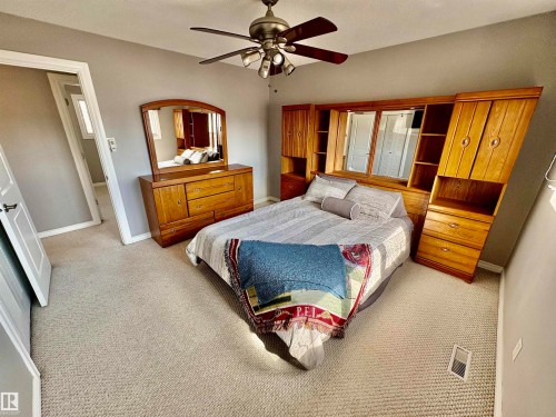 11424 164 Avenue, Edmonton, AB - Indoor Photo Showing Bedroom