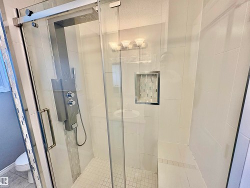 11424 164 Avenue, Edmonton, AB - Indoor Photo Showing Bathroom