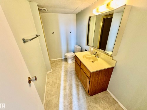 11424 164 Avenue, Edmonton, AB - Indoor Photo Showing Bathroom