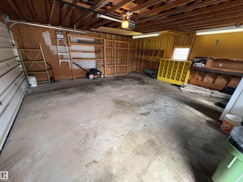 11424 164 Avenue, Edmonton, AB - Indoor Photo Showing Garage